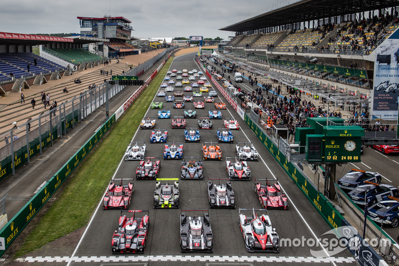 La sesión de fotos tradicional de los autos de Le Mans