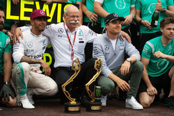 Победитель гонки - Льюис Хэмилтон, Mercedes AMG F1 празднует с доктором Дитрихом Цетше, генеральным