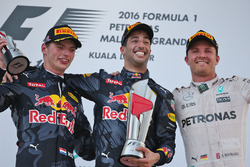 Podium: Sieger Daniel Ricciardo, Red Bull Racing; 2. Max Verstappen, Red Bull Racing; 3. Nico Rosber
