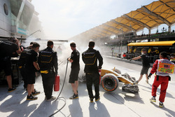 La voiture brûlée de Kevin Magnussen, Renault Sport F1 Team RS16