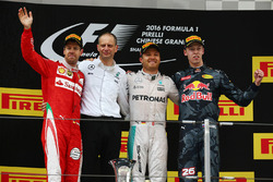 Podio: Ganador Nico Rosberg, Mercedes AMG F1 Team, segundo lugar Sebastian Vettel, Ferrari,tercer lu
