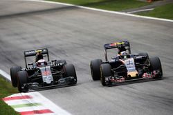Jenson Button, McLaren y Carlos Sainz Jr., Scuderia Toro Rosso STR11