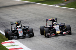 Дженсон Баттон, McLaren, Карлос Сайнс-мол., Scuderia Toro Rosso STR11