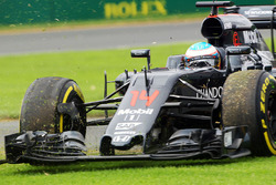 Fernando Alonso, McLaren MP4-31 spin
