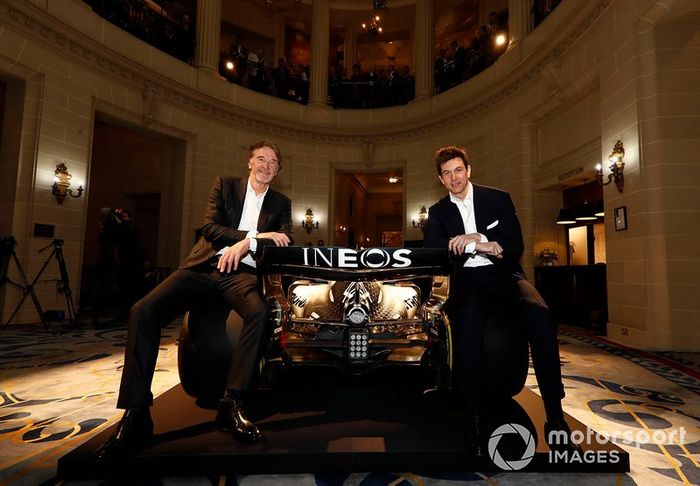 Sir Jim Ratcliffe presidente y director general del grupo químico Ineos y Toto Wolff, Director Ejecutivo (Negocios), Mercedes AMG 