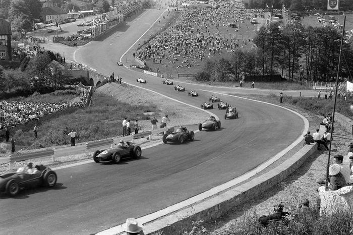 Harry Schell, BRM P25, Mike Hawthorn, Ferrari 246 y Stuart Lewis-Evans, Vanwall