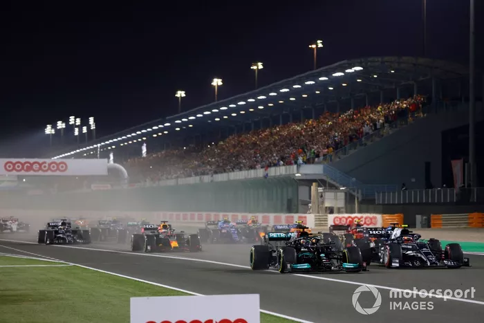 Arrancada: Lewis Hamilton, Mercedes W12, Pierre Gasly, AlphaTauri AT02, Fernando Alonso, Alpine A521, Lando Norris, McLaren MCL35M, Carlos Sainz Jr., Ferrari SF21 y el resto