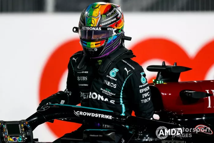 Ganador de la pole position Lewis Hamilton, Mercedes, celebra