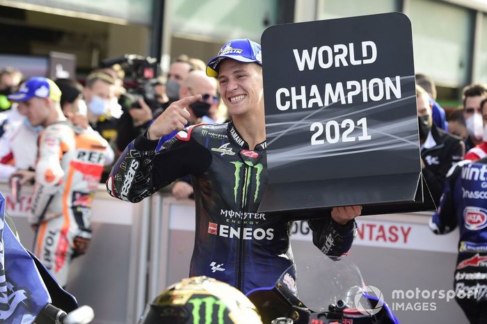 Le Champion du monde Fabio Quartararo, Yamaha Factory Racing fête son titre en brandissant le panneau 