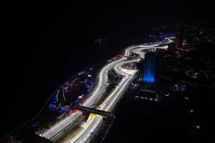 Vista nocturna del circuito Yeda  Corniche