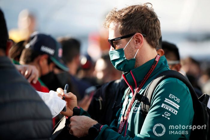Sebastian Vettel, Aston Martin firma autógrafos para los fans