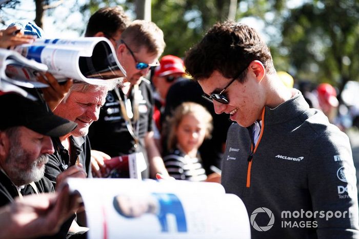 Lando Norris, McLaren firma un autógrafo para un fan