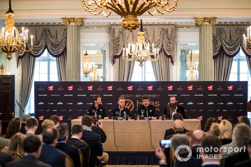 Romain Grosjean, Haas F1 Team, Kevin Magnussen, Haas F1 Team, Guenther Steiner, director de Haas F1 y William Storey, CEO de Rich Energy en conferencia de prensa