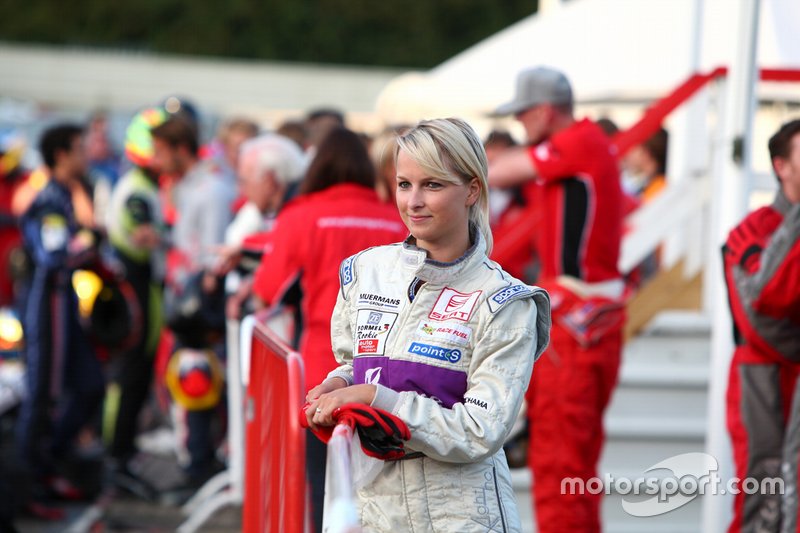 <img class="ms-flag-img ms-flag-img_s1" title="Netherlands" src="https://cdn-2.motorsport.com/static/img/cf/nl-3.svg" alt="Netherlands" width="32" /> Shirley van der Lof, 32 años