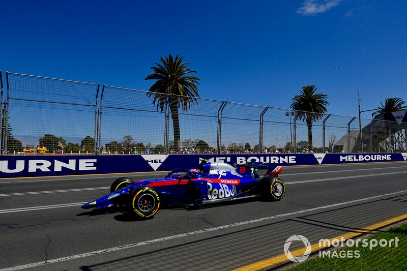 Alexander Albon, Toro Rosso STR14, heads to the pits with his front wing missing