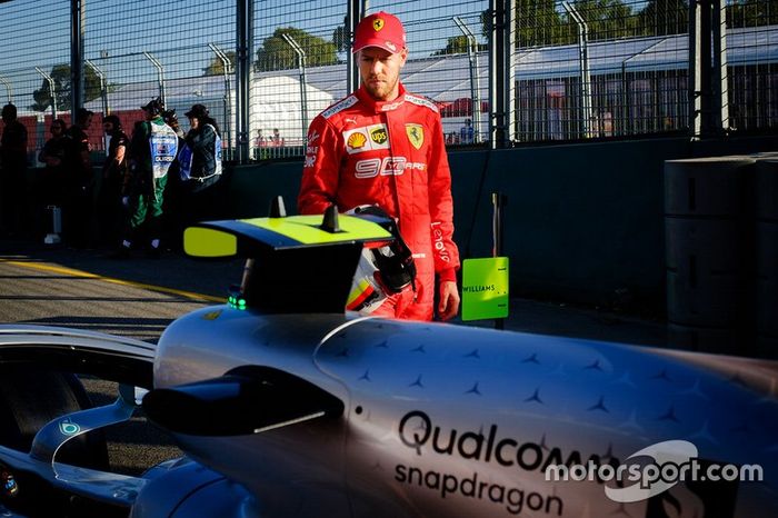 Sebastian Vettel, Ferrari mira el Mercedes AMG F1 W10