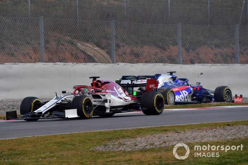 Antonio Giovinazzi, Alfa Romeo Racing C38 pasa a Alex Albon, Scuderia Toro Rosso STR14 detenido en pista tras un trompo