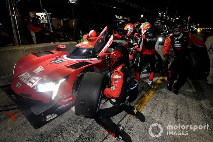 #31 Whelen Engineering Racing Cadillac DPi, DPi: Felipe Nasr, Pipo Derani, Eric Curran pit stop