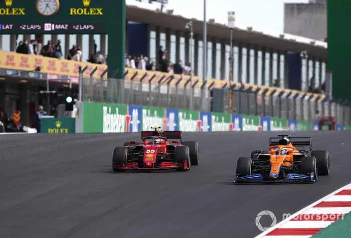Daniel Ricciardo, McLaren MCL35M, Carlos Sainz Jr., Ferrari SF21