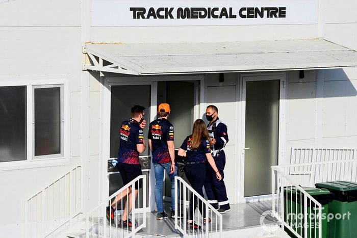 Max Verstappen, de Red Bull Racing, se dirige al Centro Médico