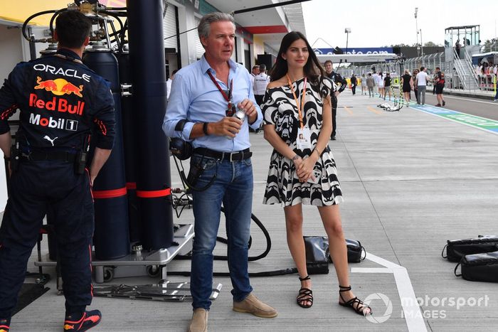 Kelly Piquet en el pit lane