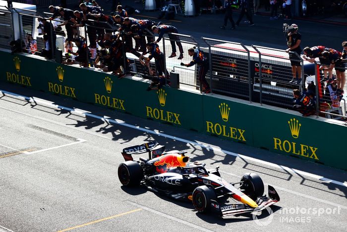 Max Verstappen, Red Bull Racing RB18, 1ª posición, es animado por su equipo en el muro de boxes