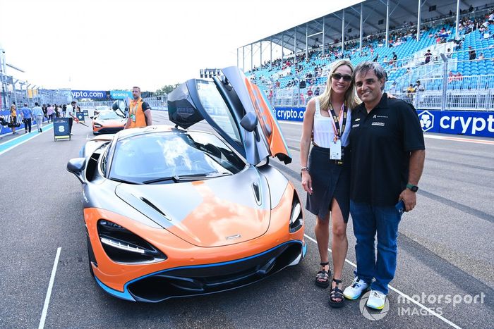 Una invitada de Pirelli Hot Laps con Juan Pablo Montoya