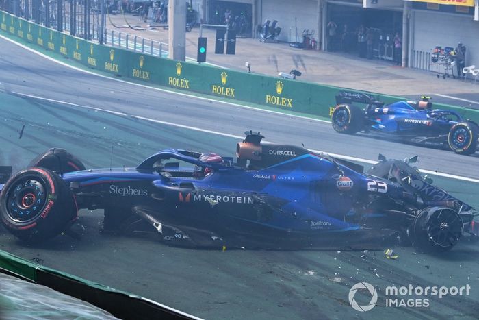 Alex Albon, Williams FW45, se cae en la salida tras un contacto con Kevin Magnussen, Haas VF-23