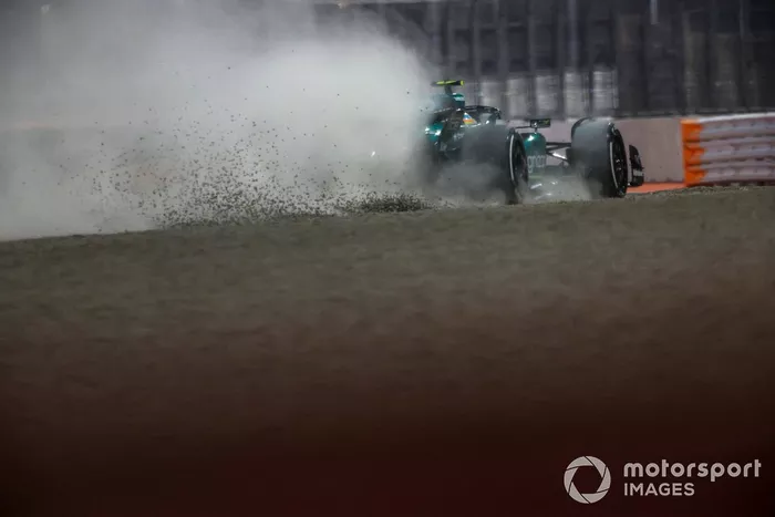 Fernando Alonso, Aston Martin AMR23, se sale de la pista