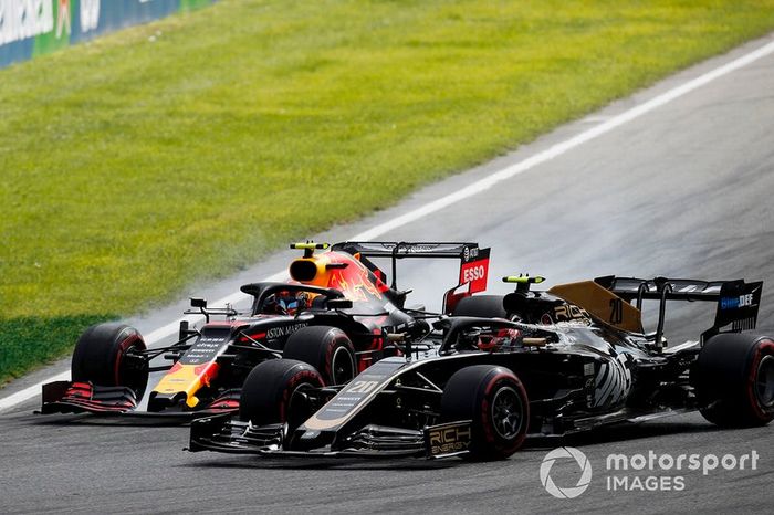 Kevin Magnussen, Haas F1 Team VF-19 y Alex Albon, Red Bull Racing RB15 battle