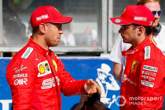 Sebastian Vettel, Ferrari, y el ganador de la pole Charles Leclerc, Ferrari 