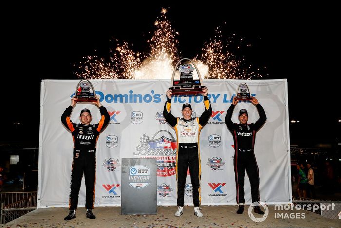 Ganador Josef Newgarden, Team Penske Chevrolet, segundo lugar Patricio O'Ward, Arrow McLaren SP Chevrolet, tercer lugar Will Power, Team Penske Chevrolet