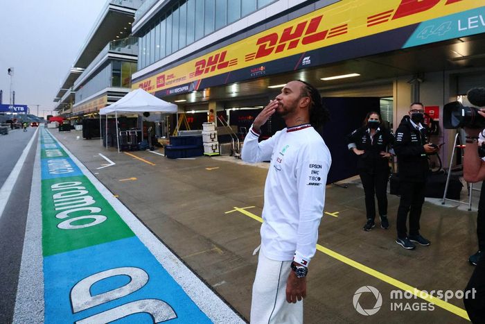 Lewis Hamilton, Mercedes, 1ª posición, saluda a los aficionados tras la carrera