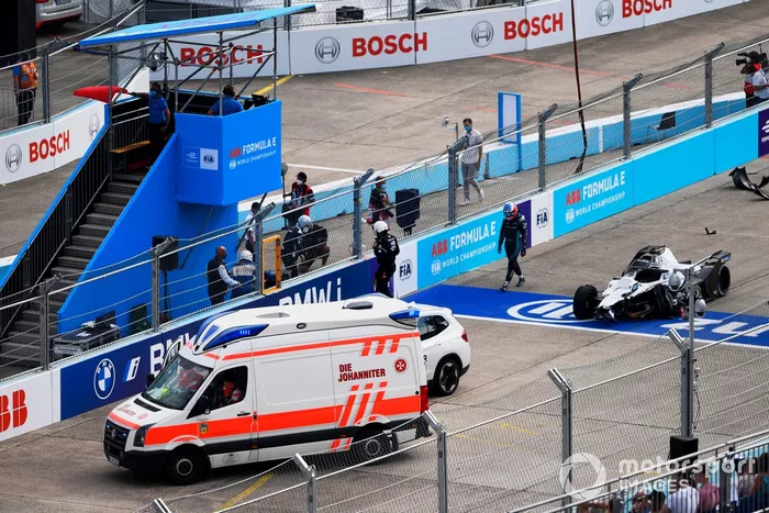 Los oficiales de pista asisten el coche de Edoardo Mortara, Venturi Racing, Silver Arrow 02, tras un accidente en la línea de salida