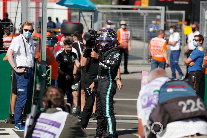 Ganador de la pole, Lewis Hamilton, Mercedes, en el Parc Ferme tras la clasificación