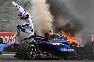 Logan Sargeant, Williams FW46, salta de su coche tras un accidente
