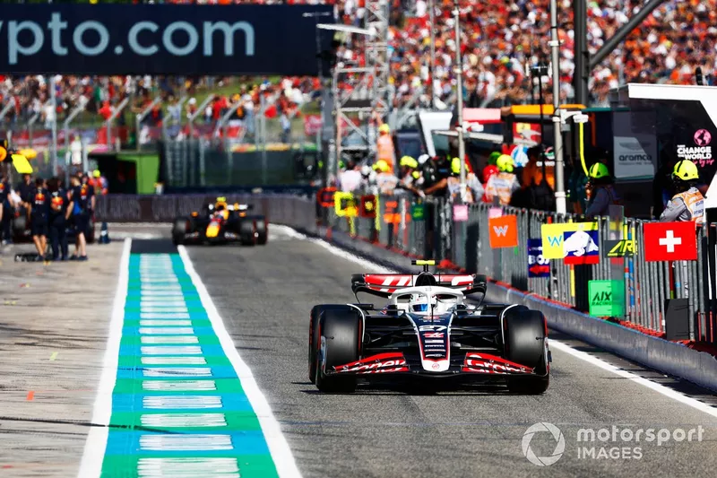 Nico Hulkenberg, Haas VF-24, dans la voie des stands