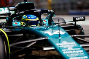 Fernando Alonso, Aston Martin AMR24, en boxes