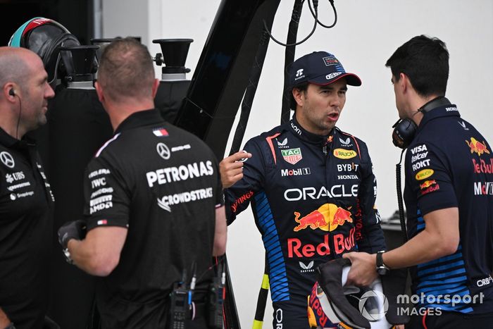 Sergio Pérez, Red Bull Racing, con su entrenador de rendimiento José Canales en el pit lane 