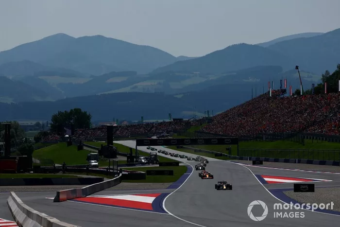 Max Verstappen, Red Bull Racing RB20, Lando Norris, McLaren MCL38, Oscar Piastri, McLaren MCL38, el resto de la parrilla en la salida del Sprint.