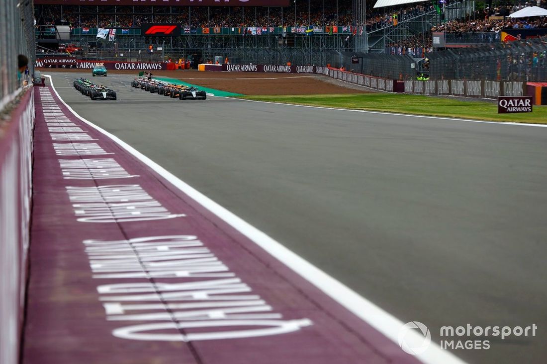 George Russell, Mercedes F1 W15, Lewis Hamilton, Mercedes F1 W15, przygotowują się do startu.