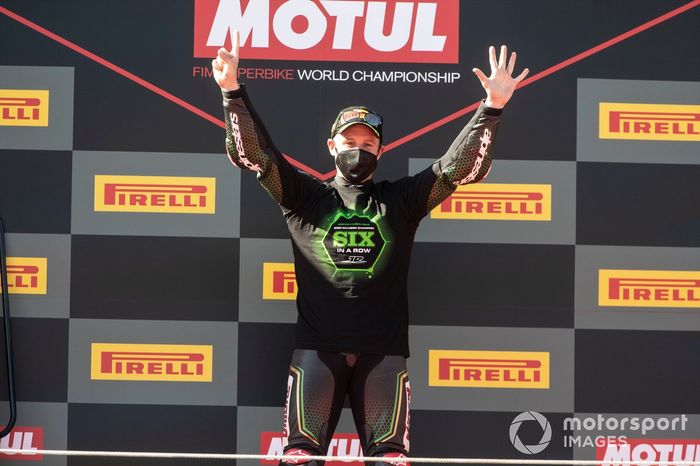 Jonathan Rea, del equipo Kawasaki Racing Team celebra su sexto Campeonato Mundial