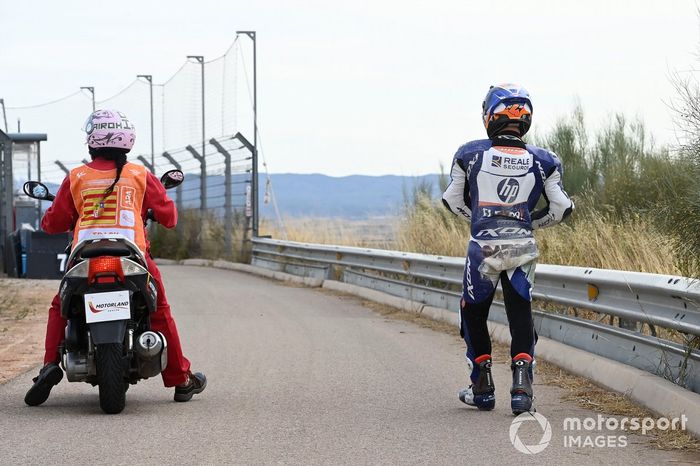 Hector Garzo, Pons HP40, walking all the way back to the pits after crashing