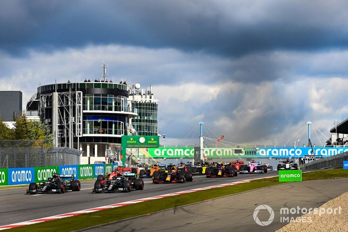 Lewis Hamilton, Mercedes F1 W11, Valtteri Bottas, Mercedes F1 W11, al inicio