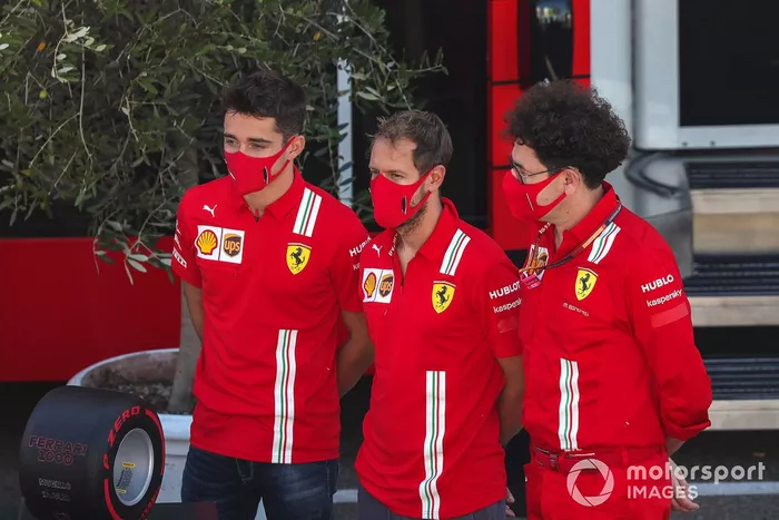 Charles Leclerc, Ferrari, Sebastian Vettel, Ferrari y Mattia Binotto, Team Principal Ferrari con el Pirelli Pole Postion Award por las 1000 carreras de Ferrari