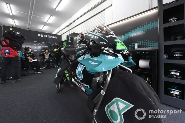 Petronas Yamaha SRT - 34 años y 2 meses