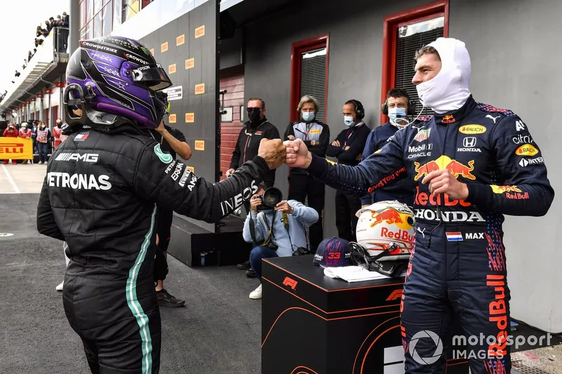 Max Verstappen, Red Bull Racing, si congratula con il pole man Lewis Hamilton, Mercedes, nel Parc Ferme