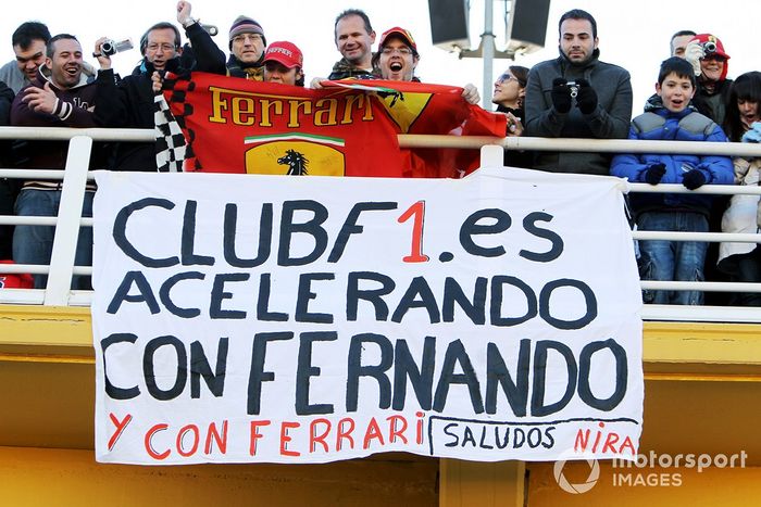 Fans y pancartas de Fernando Alonso en su debut con Ferrari