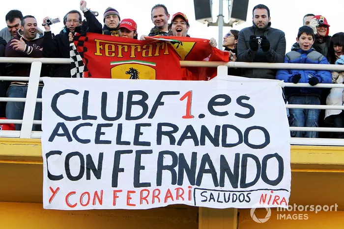 Fans y pancartas de Fernando Alonso en su debut con Ferrari