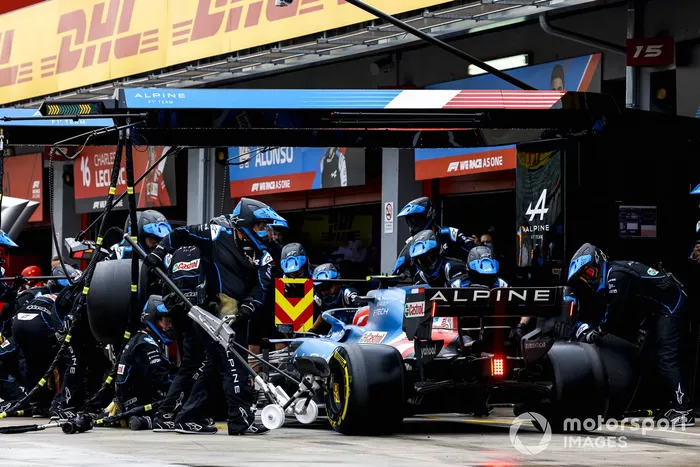 Esteban Ocon, Alpine A521, en pits